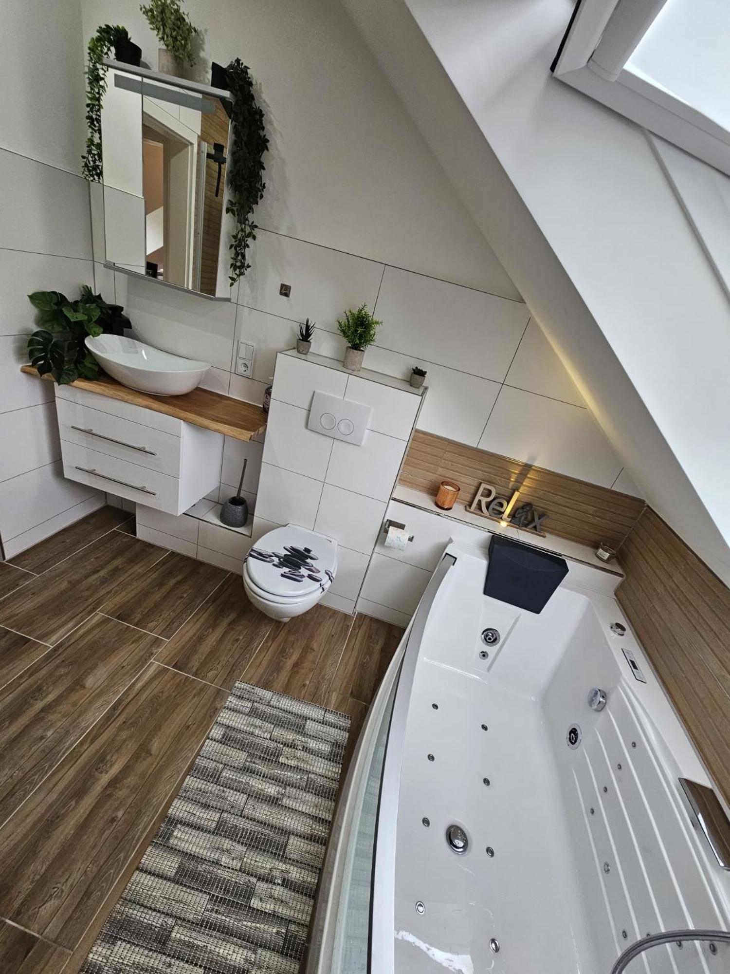 Tautraum Suite Mit Whirlpool Und Gruenem Ausblick 빌헬름스하펜 외부 사진