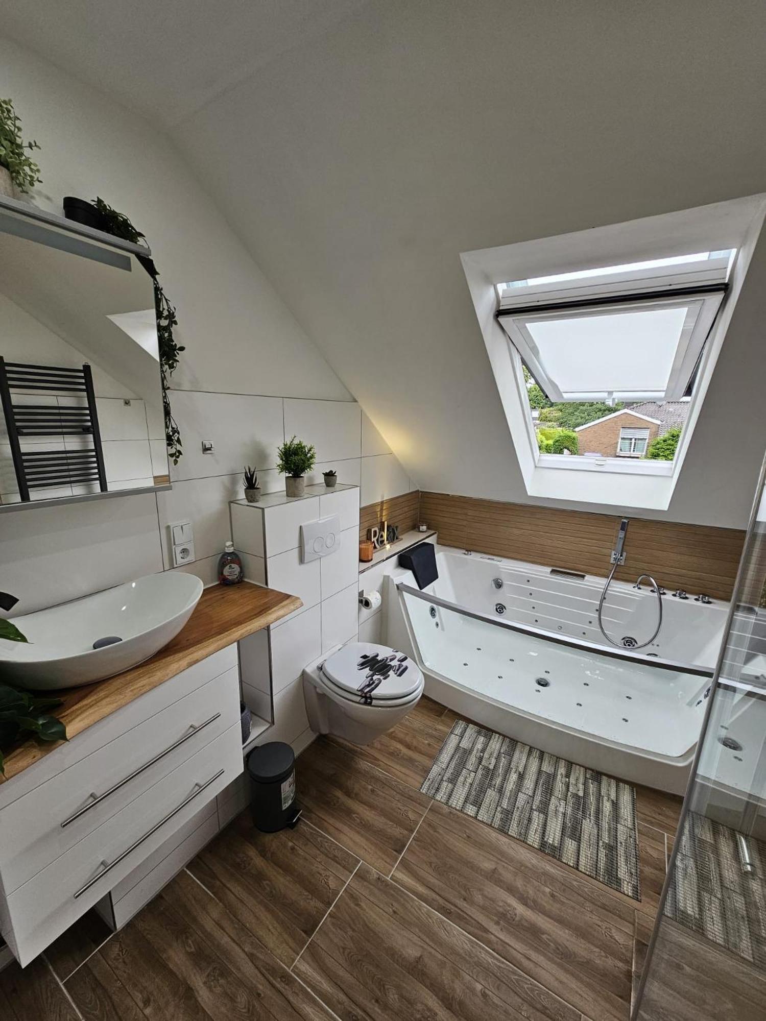 Tautraum Suite Mit Whirlpool Und Gruenem Ausblick 빌헬름스하펜 외부 사진